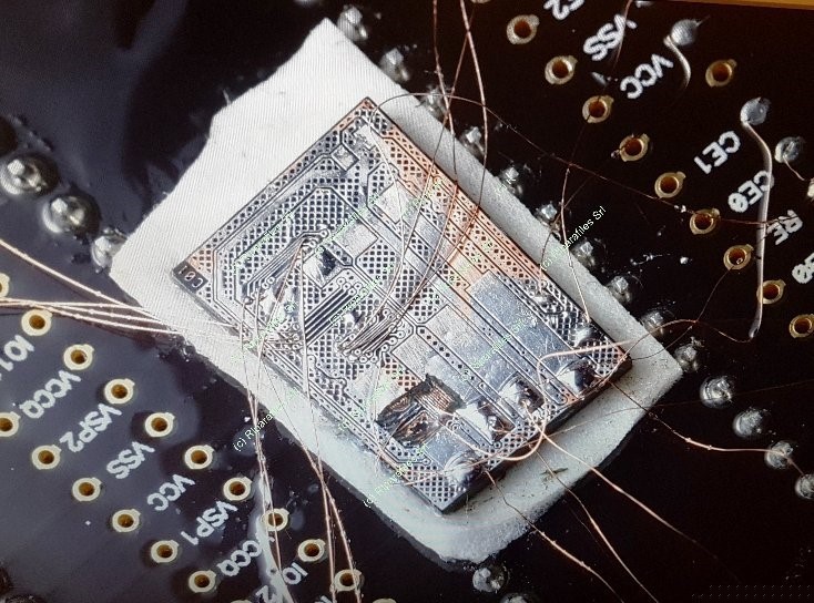 Micro saldature sul chip di memoria sotto microscopio
